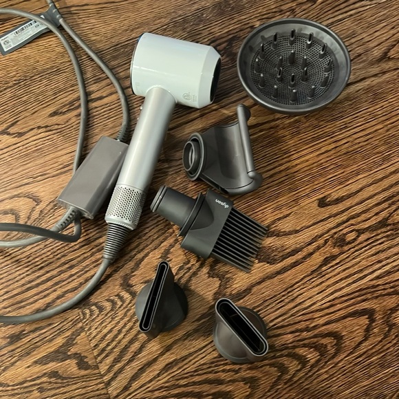 DYSON SUPERSONIC HAIR DRYER!!
Excellent used condition - Picture 1 of 3